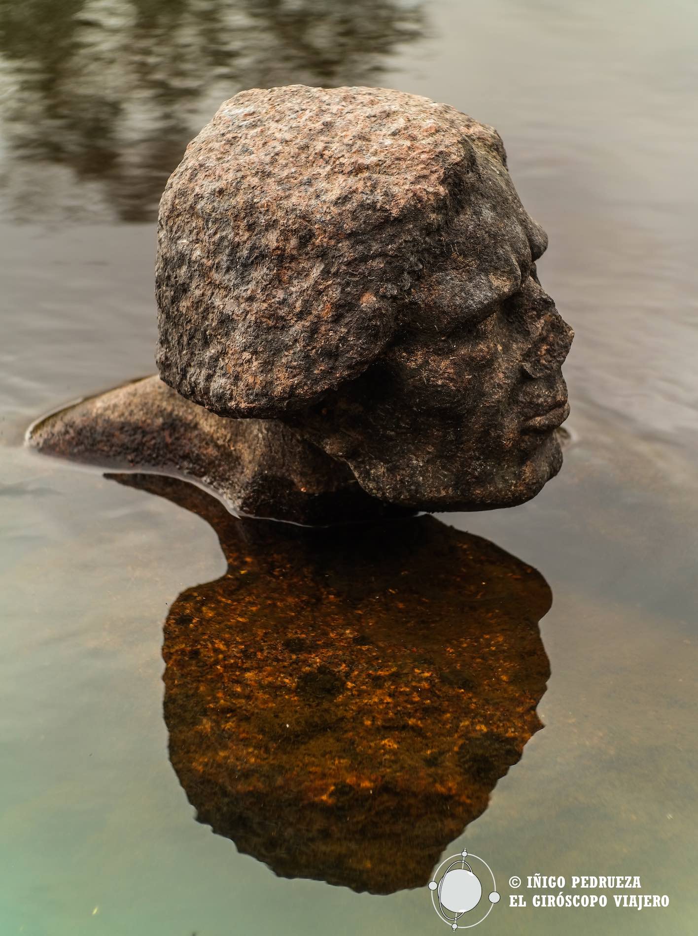 Esculturas en mitad de la naturaleza.©Iñigo Pedrueza.